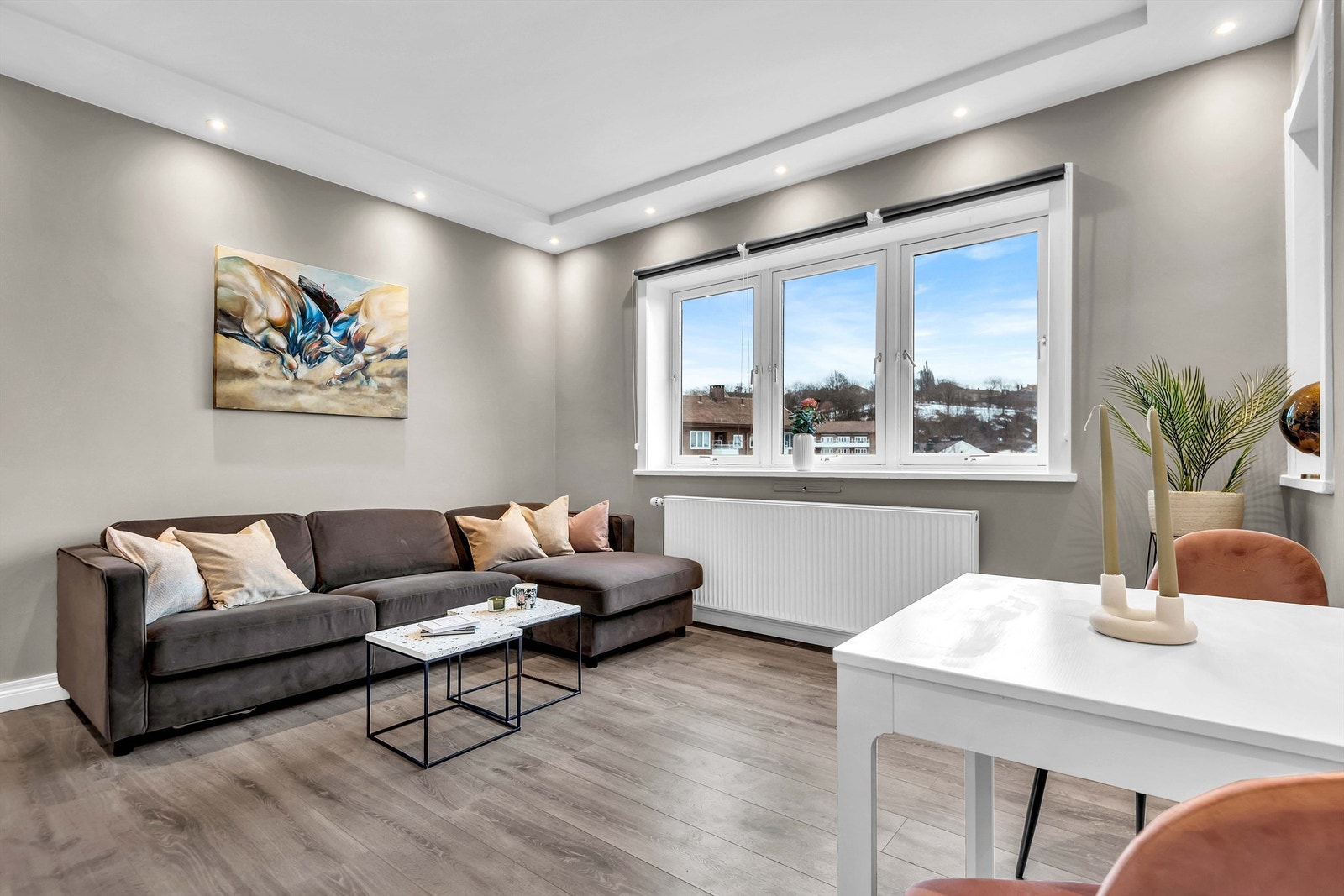 Her har man plass til både sofa- og spiseseksjon. Galleribilde