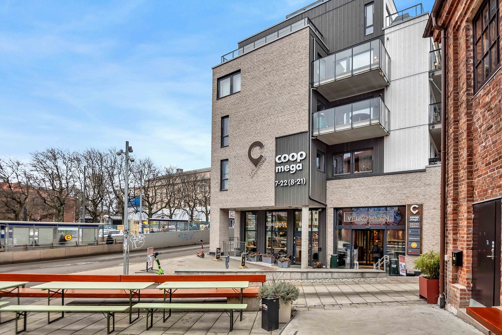 Carl Berner Torg: kollektivknutepunkt hvor man har både buss og trikk- T-banen har man rett rundt hjørnet. Her finner man også senter med dagligvare, apotek, & vinmonopol. Galleribilde