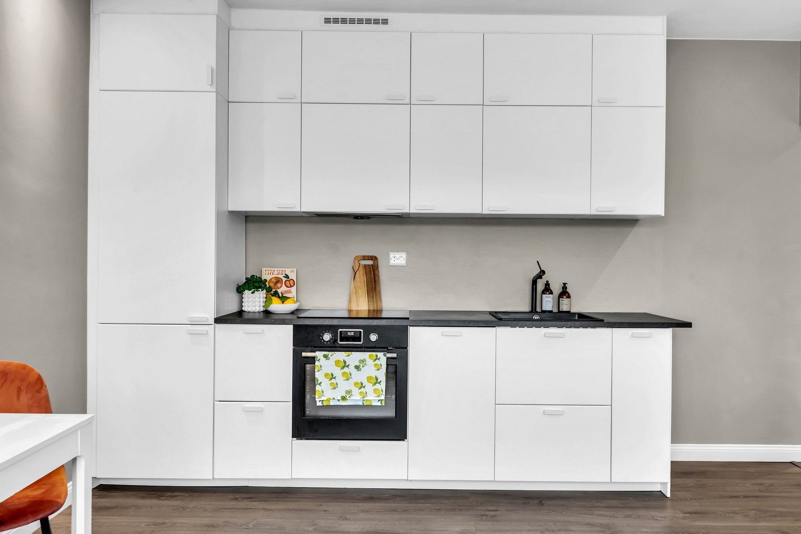 Nytt Ikea kjøkken 2022 med integrert oppvaskmaskin. Galleribilde