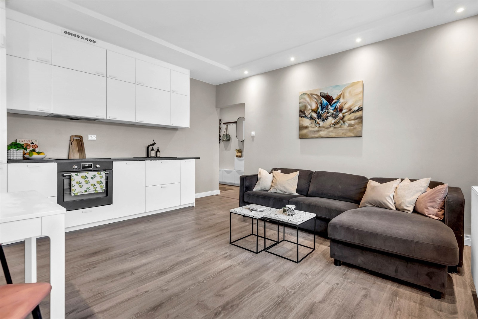 Kristoffer Stormfelt v/ Krogsveen har gleden av å presentere denne sjarmerende 2-roms leiligheten. Galleribilde