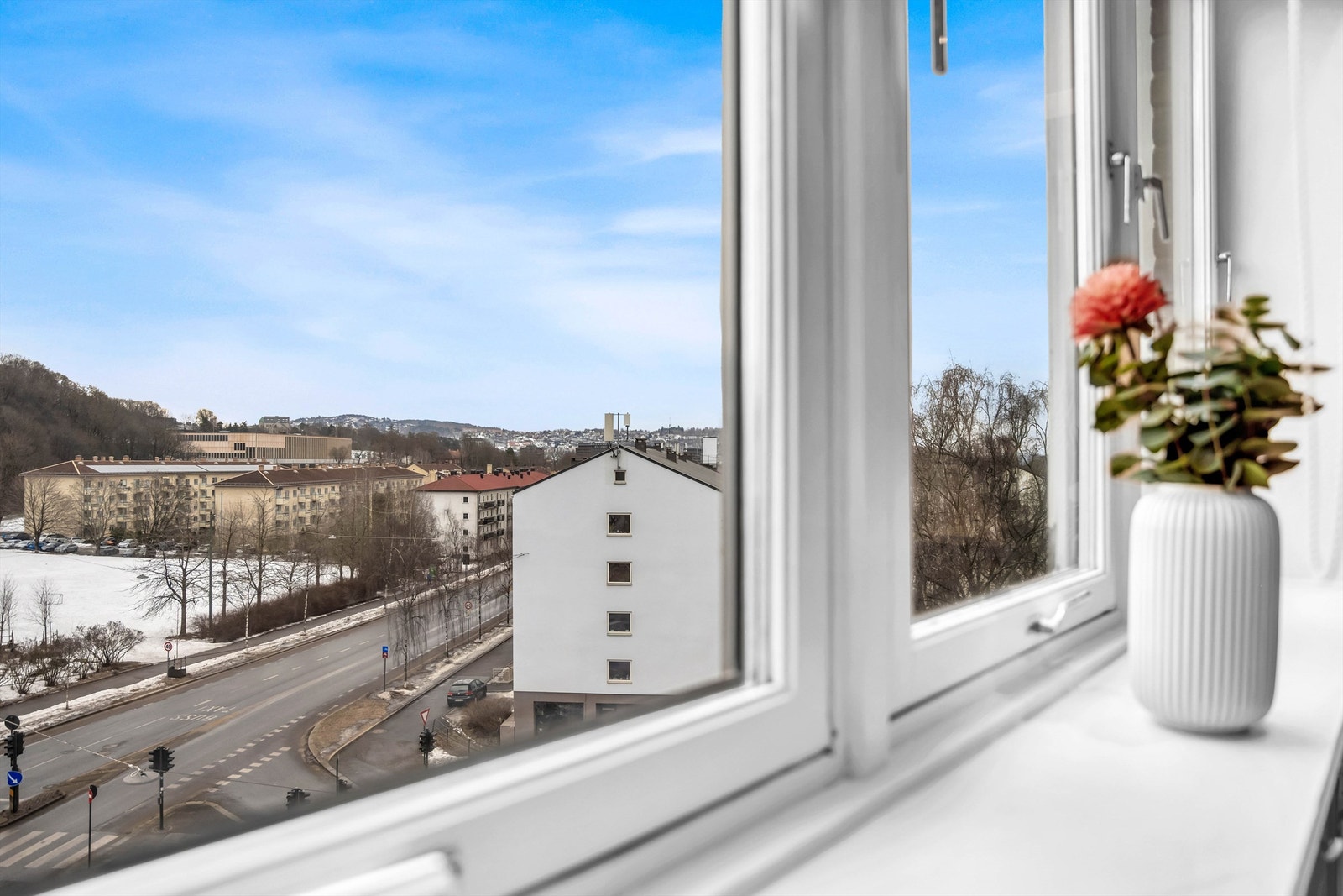 Lys og fin utsikt fra stuen og soverommet. Galleribilde