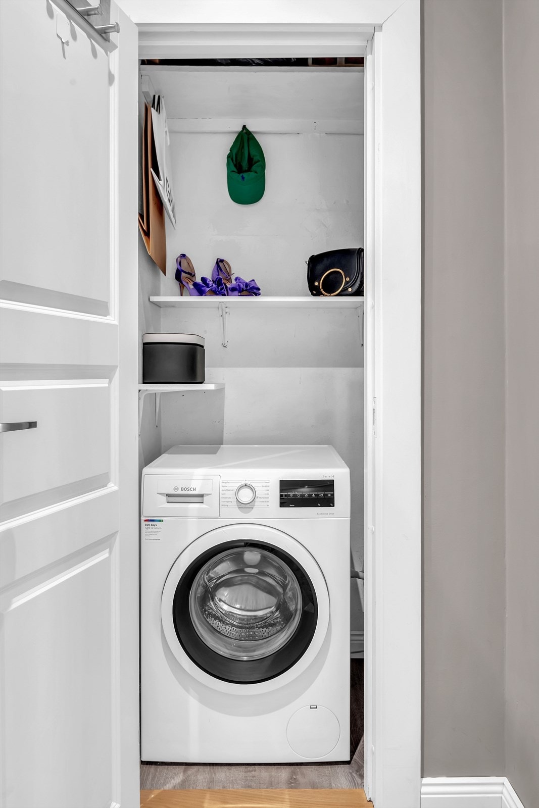 Gang med egen bod hvor man har opplegg for vaskemaskin. Galleribilde