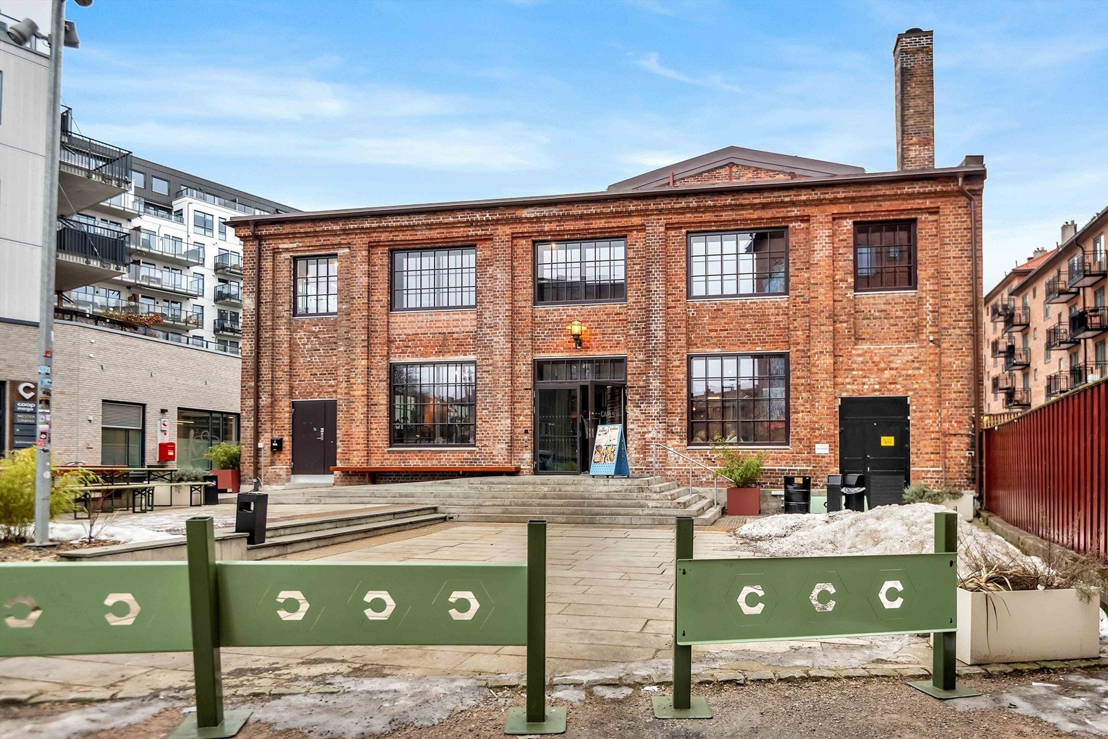 Carls: populært utested for både for en rolig middag og en livlig kveld ute. Hyggelig sosialt og uformelt sted- tilbyr alt fra vinbar til fotball på storskjerm! Galleribilde