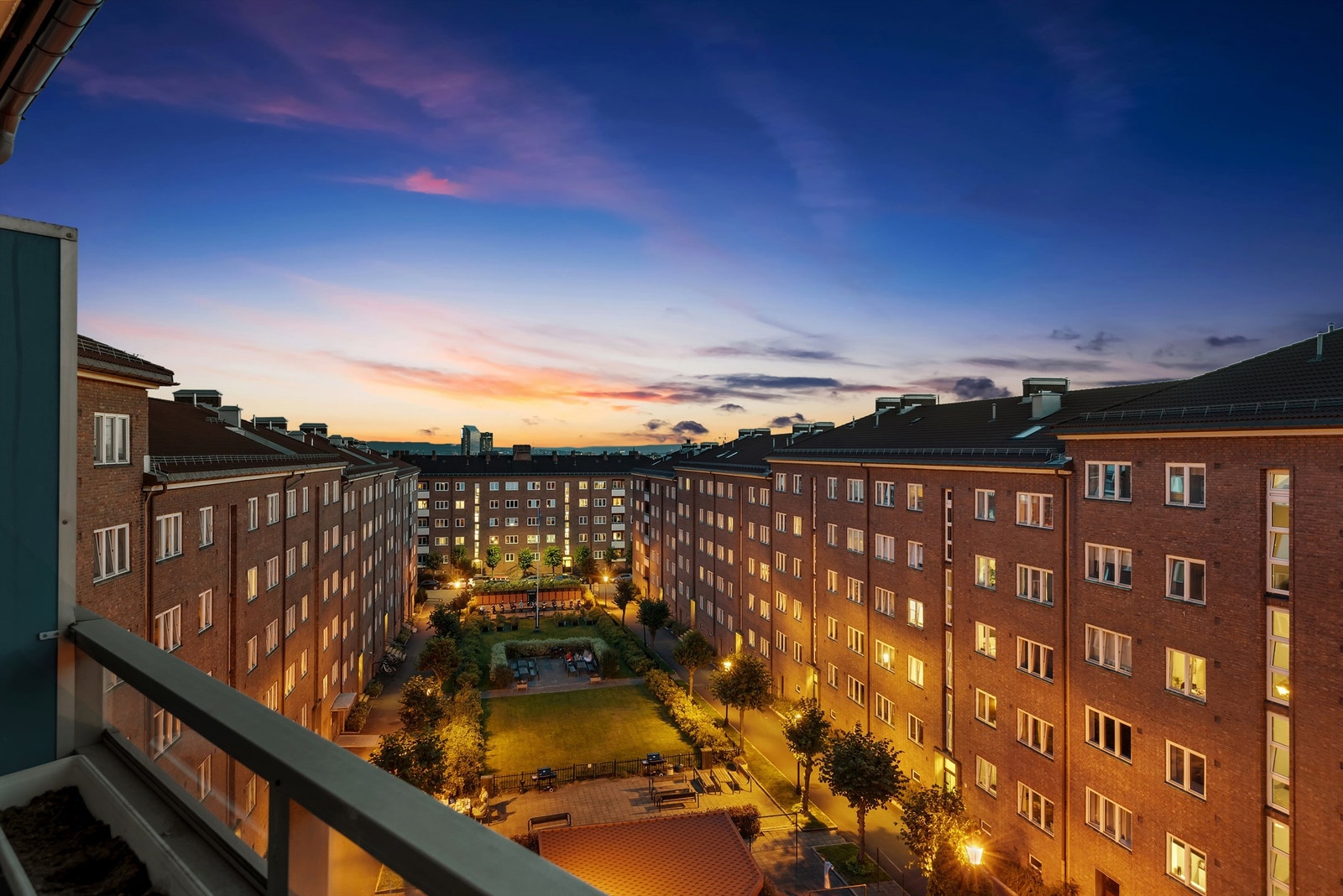 Borettslaget har fine grønne fellesarealer, med grill, treningsrom, festlokale m.m. Galleribilde