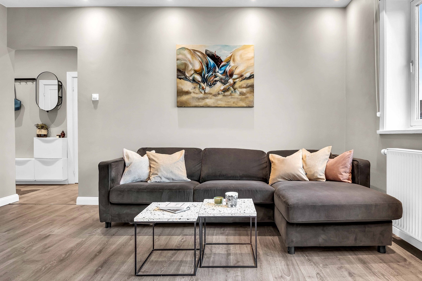 Pene gulv- og veggflater malt i lyse farger. Galleribilde