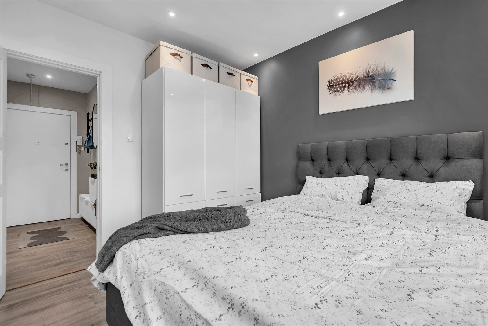 Stort soverom med garderobeskap. Galleribilde