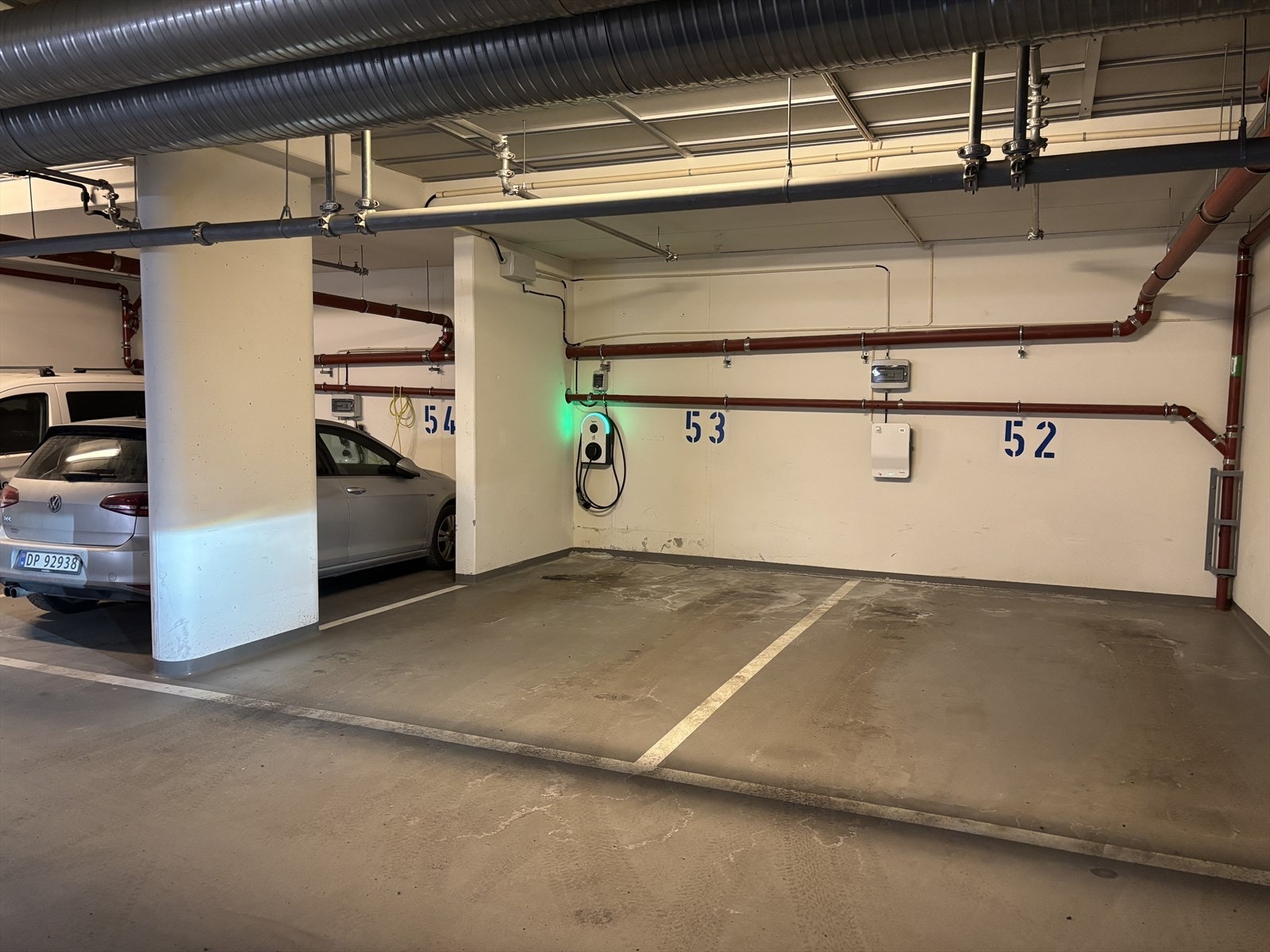 Det er mulig å kjøpe selgers parkeringsplass mot et tillegg i prisen på kr. 450.000,- + omkostninger. Plass nummer 53 med ladeboks Galleribilde