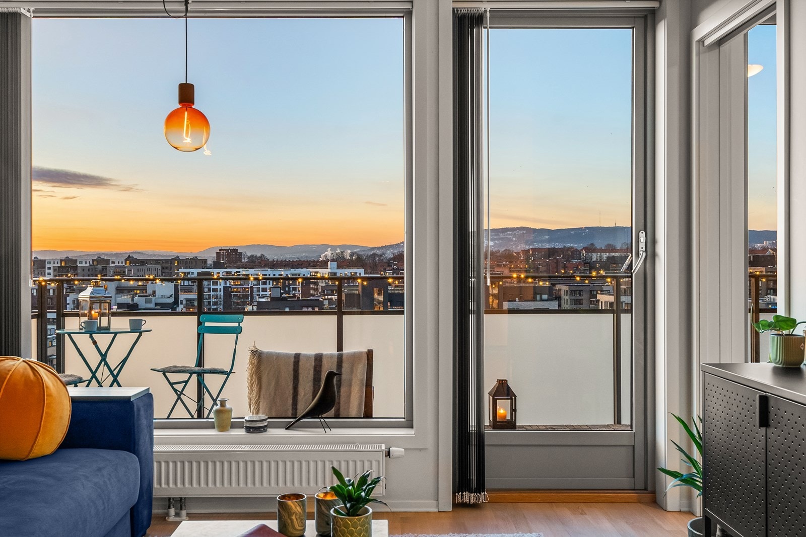 Store og flotte vindusflater som slipper inn godt med naturlig lys Galleribilde