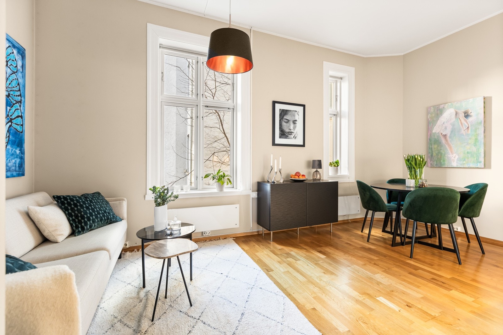 Stuen deles naturlig opp med plass til både sofagruppe og spisebord Galleribilde