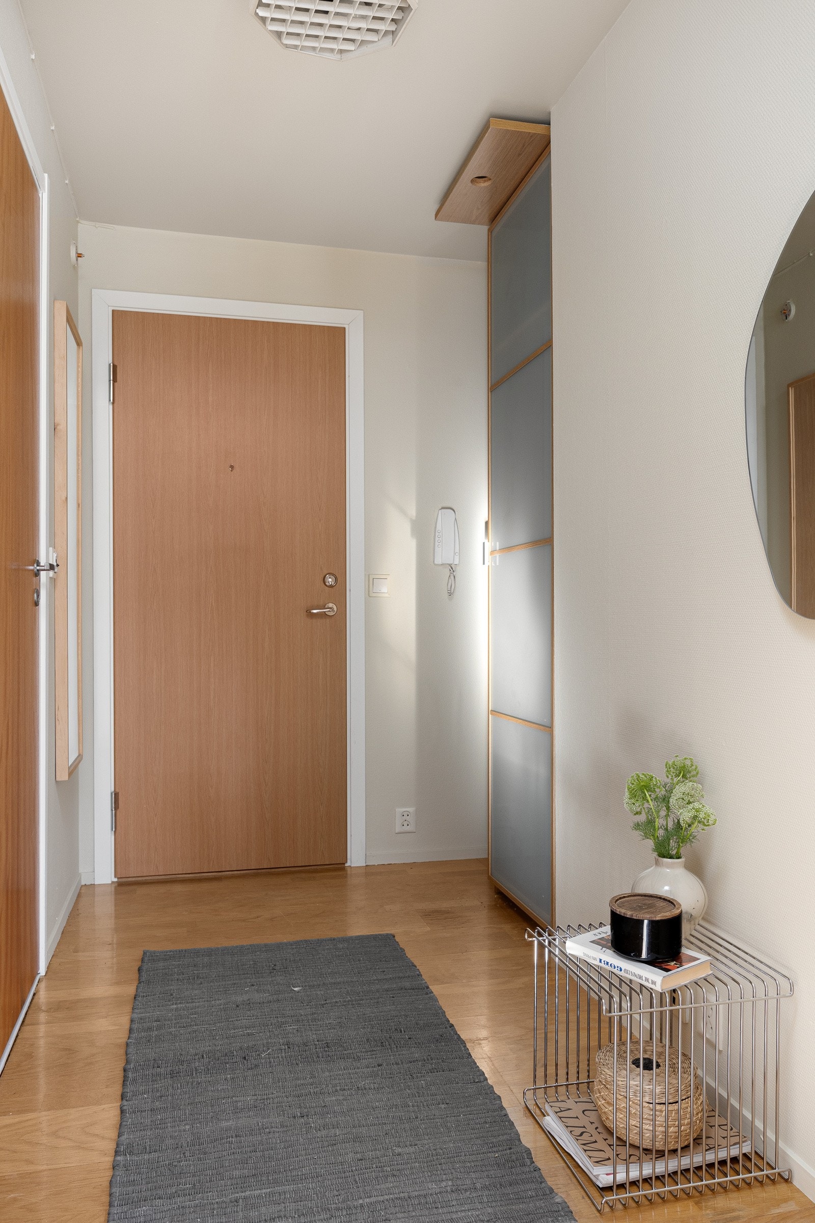 - Entré med garderobeskap og plass til klær og sko - Galleribilde