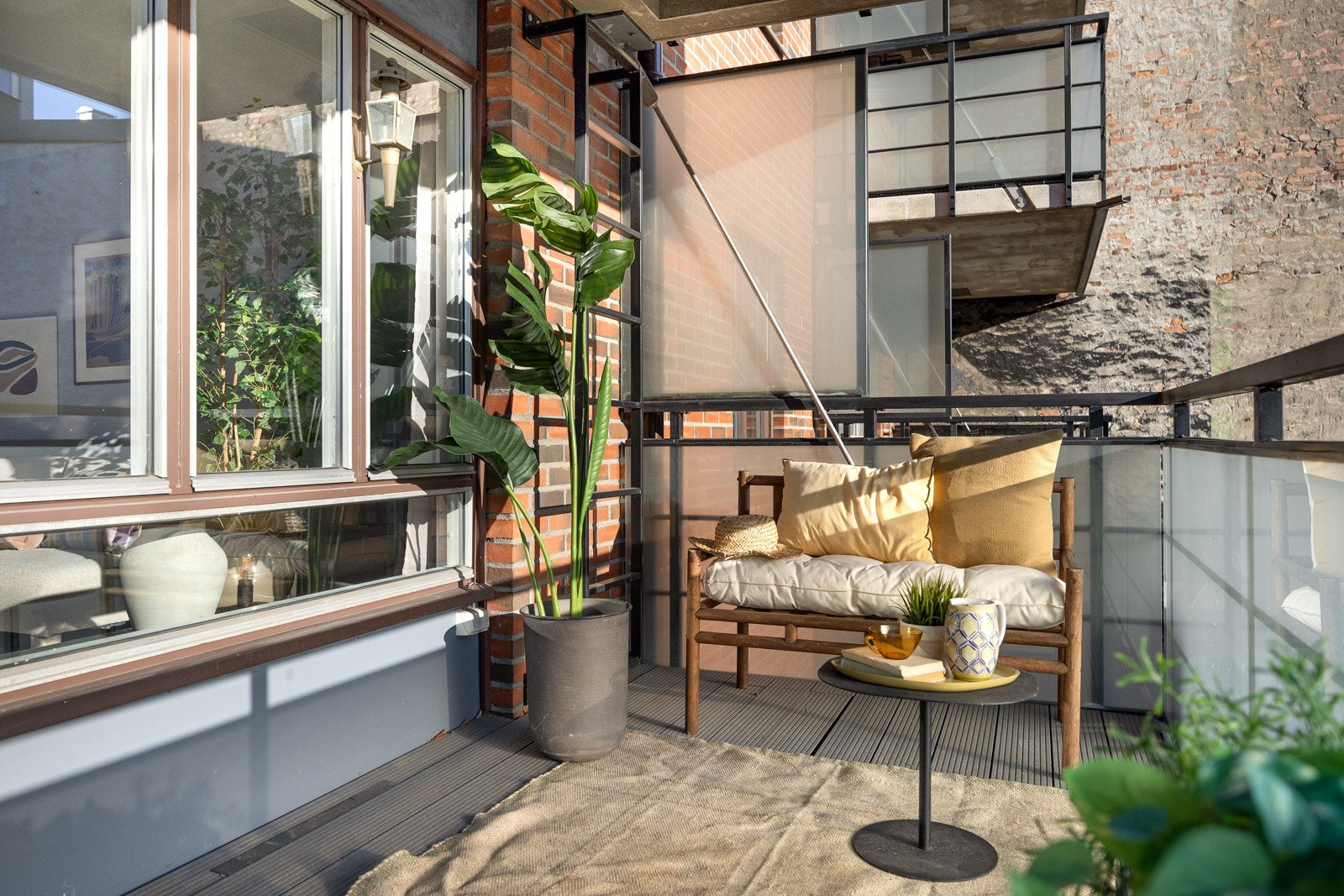 - 8 m² balkong med god plass til sittegruppe, grill og beplantning - Galleribilde