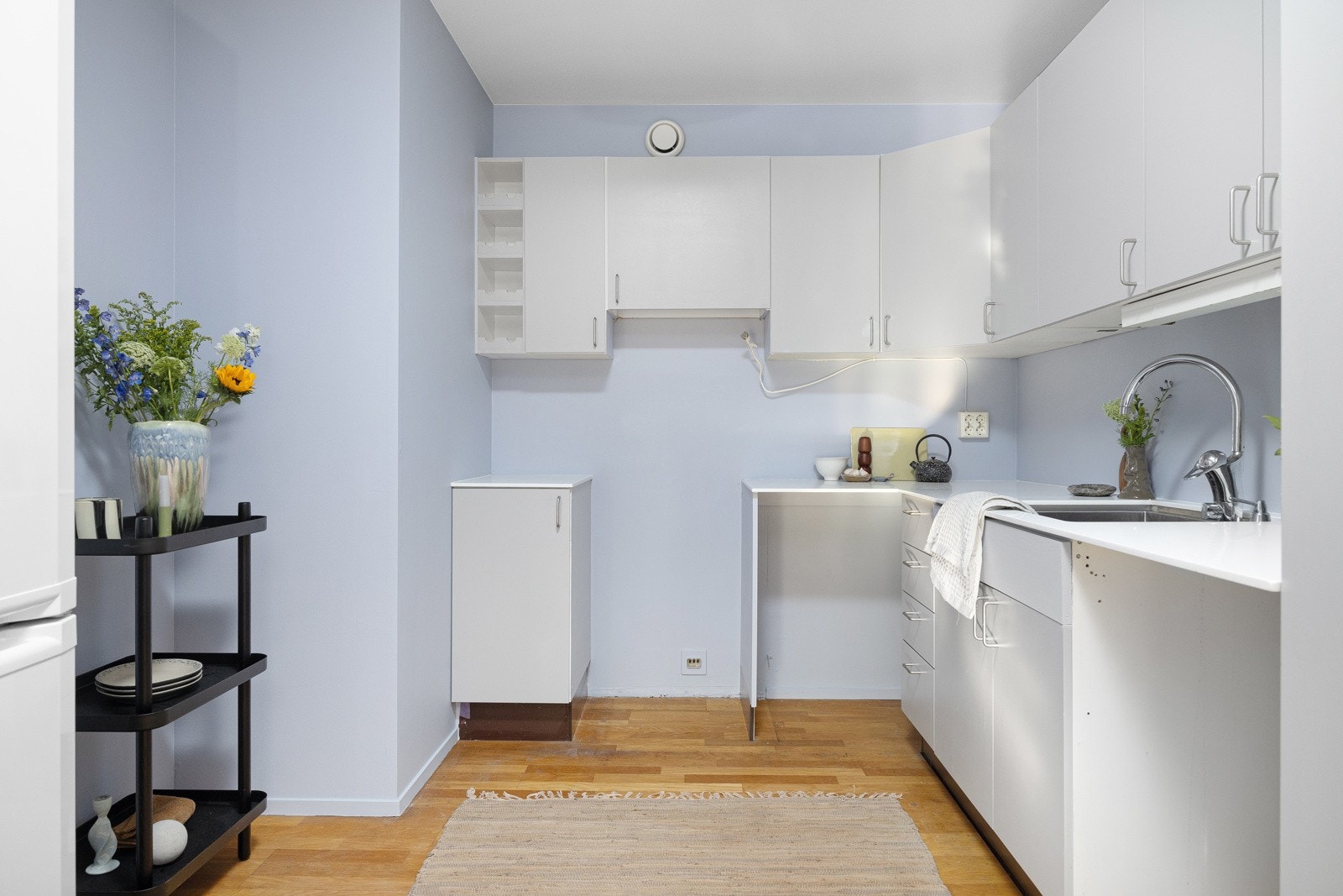 - Kjøkken i åpen løsning med eldre innredning med opplegg for oppvaskmaskin - Galleribilde