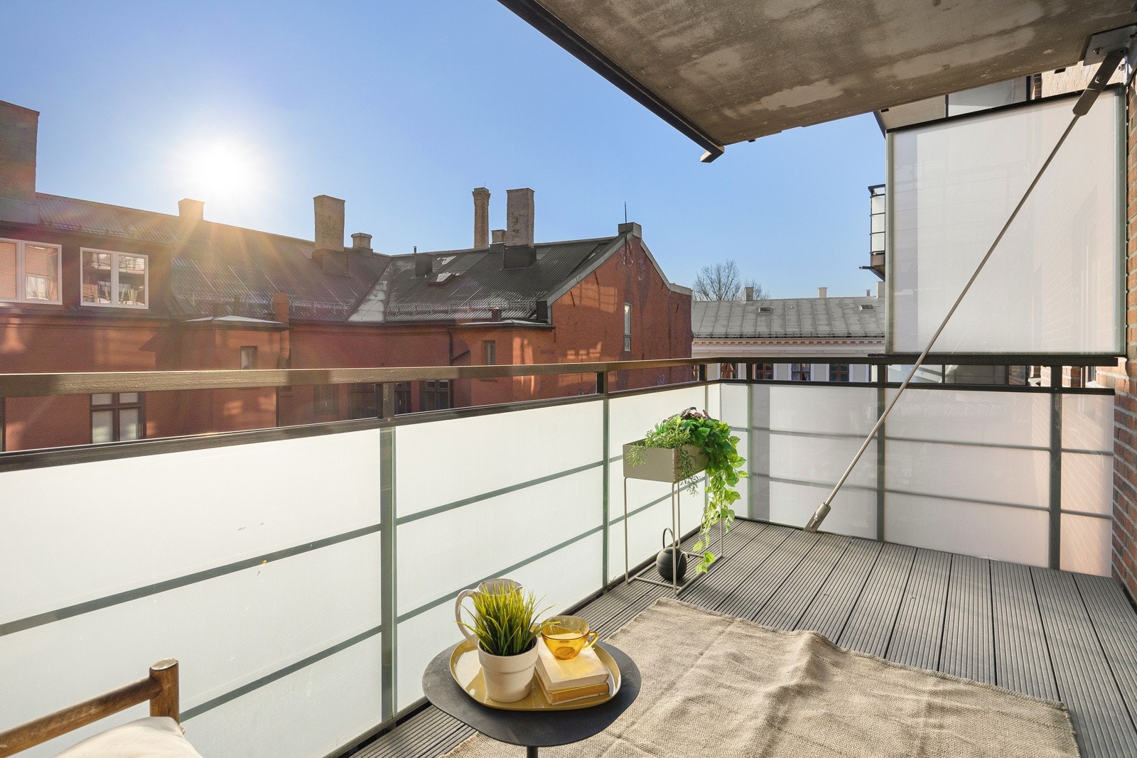- Balkongen er overbygget og vender mot rolig, indre gårdsrom - Galleribilde