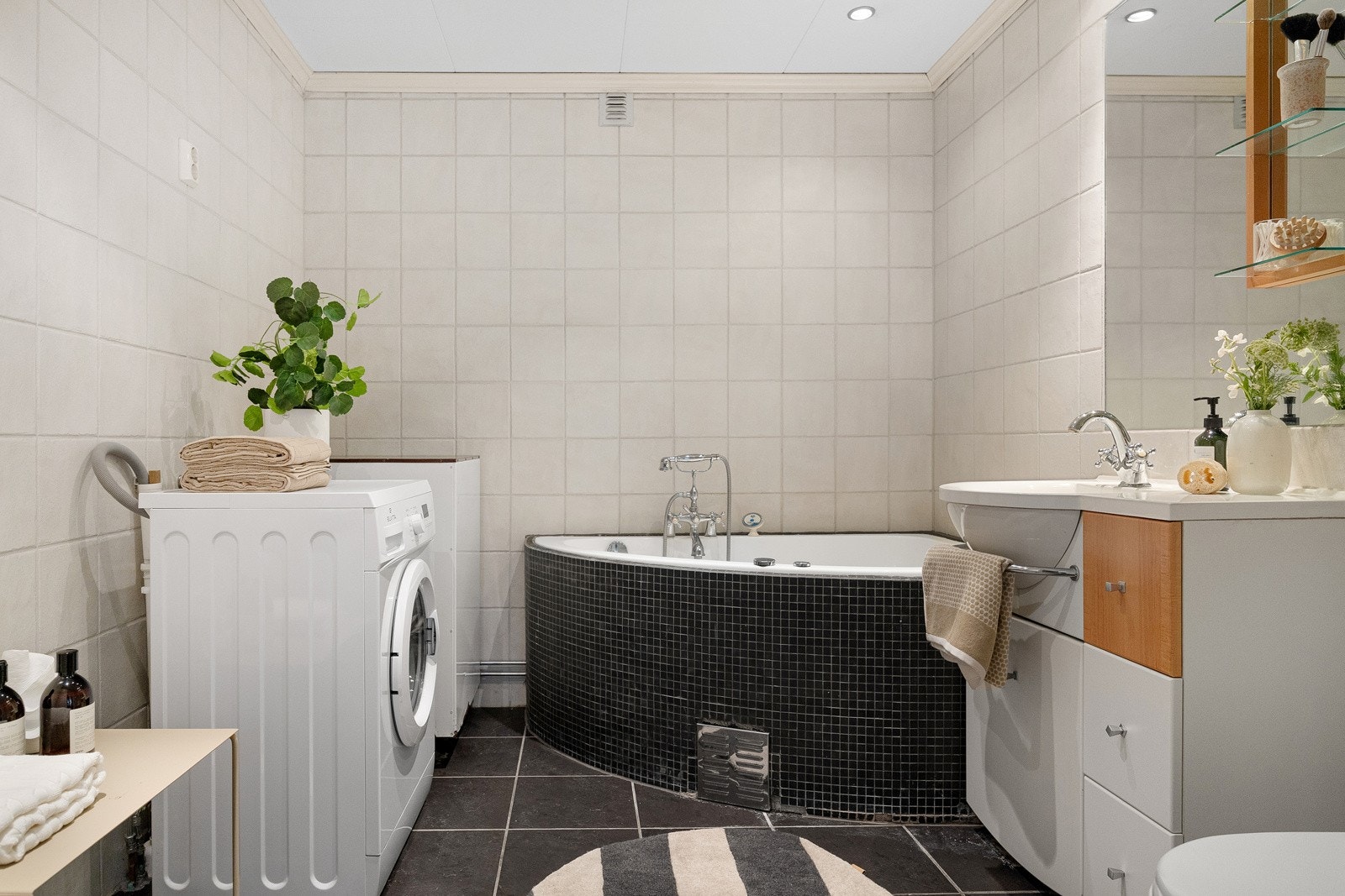 - Romslig, flislagt bad oppgradert ca 2002/03 med boblebadekar, toalett, servant med skap, vegghengt hylle og speil - Galleribilde