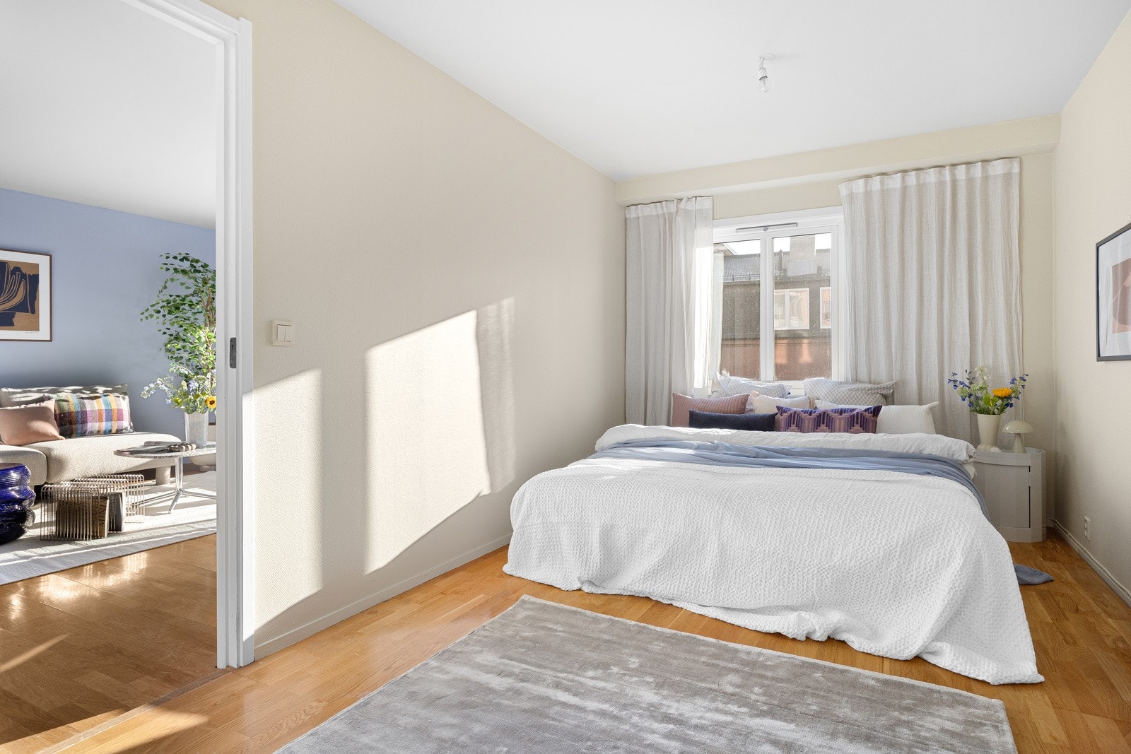 - Stort og luftig soverom vendt mot rolig indre gårdsrom - Galleribilde