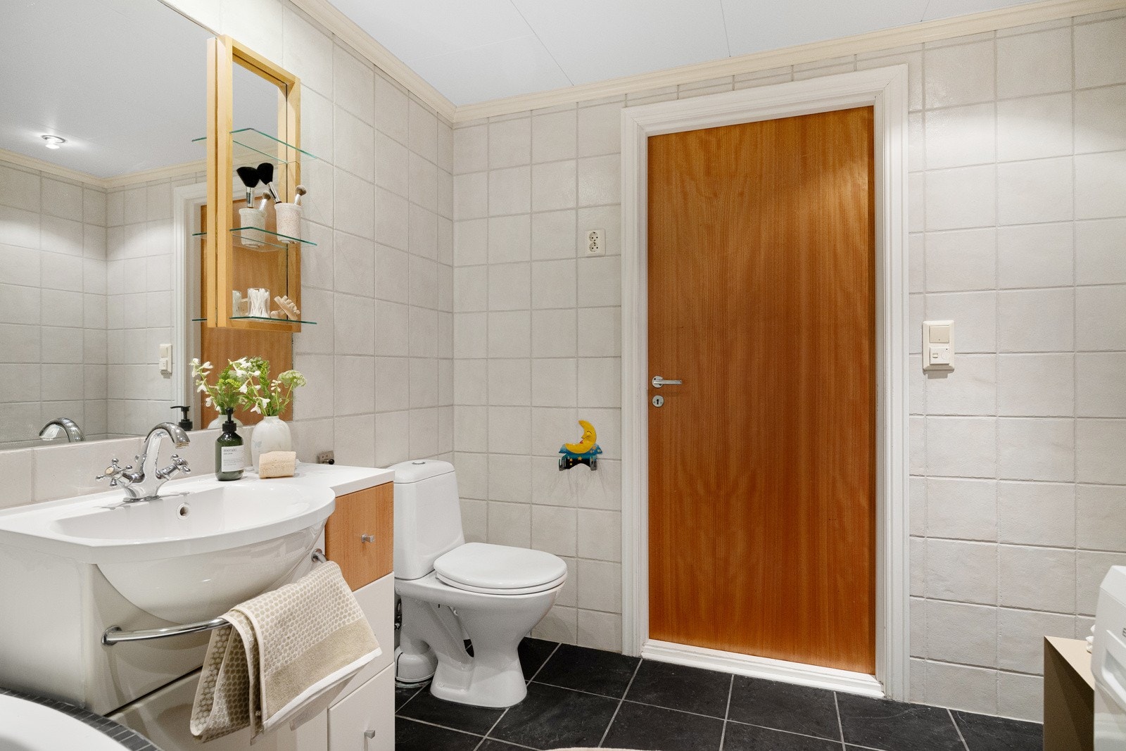 - Takstmann har utført fuktsøk. Det ble ikke oppdaget negative avvikende forhold som kan tolkes til fuktskade - Galleribilde