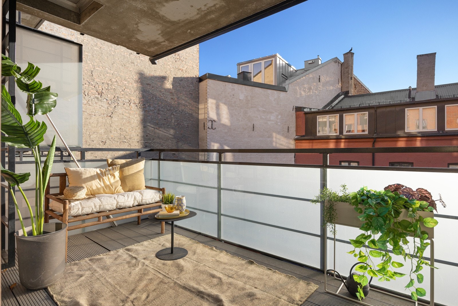 - Utgang fra stue til stor, solrik og sørvendt balkong - Galleribilde