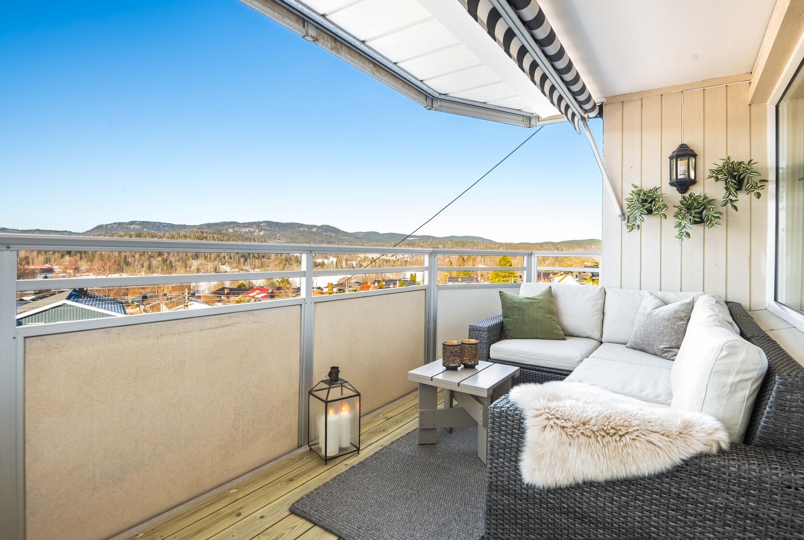 Fra stuen er det utgang til en herlig vestvendt balkong på ca 9 m2. Galleribilde