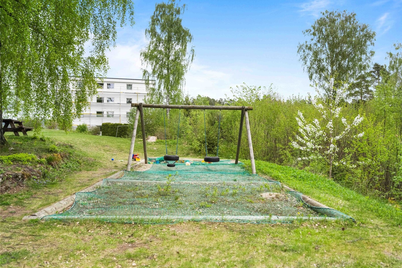 Pent opparbeidet fellesarealer med store grøntområder og sitteplasser. Galleribilde
