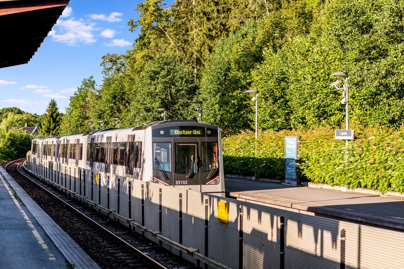 Det er busstopp innen kort gangavstand og en litt lenger gåtur, eller kort sykkeltur, er T-banestoppet på Østerås. Galleribilde