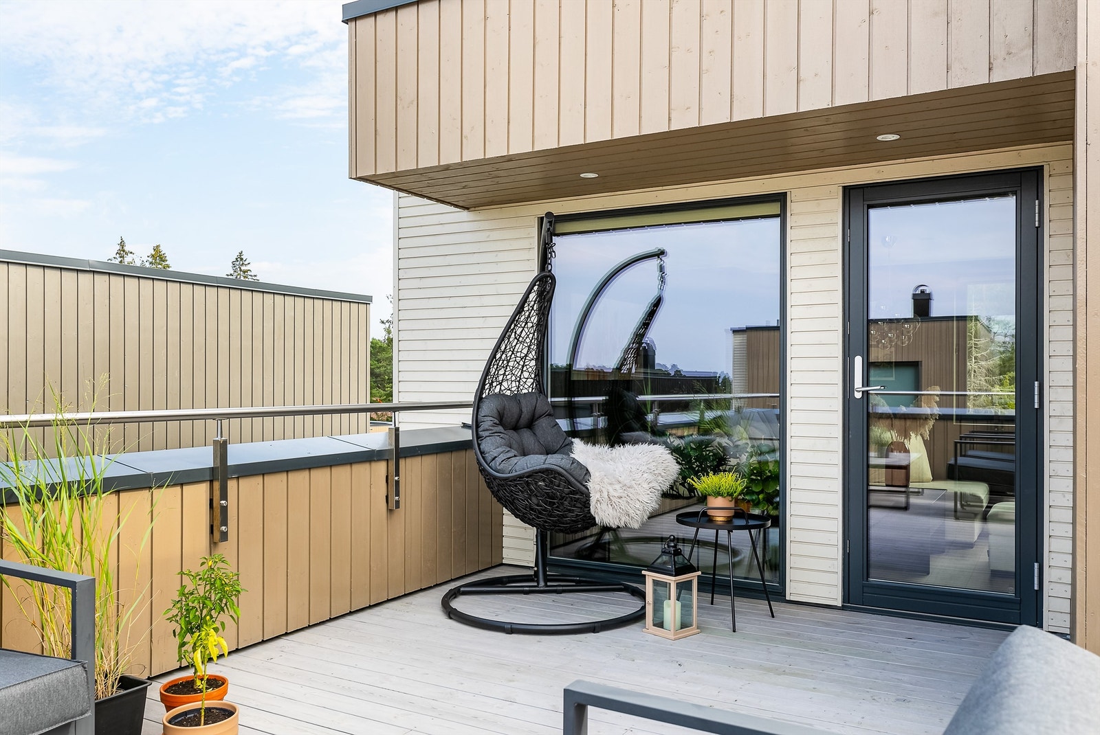 Balkongen tilknyttet tredje etasje er sommerstid solfylt det meste av dagen. Galleribilde