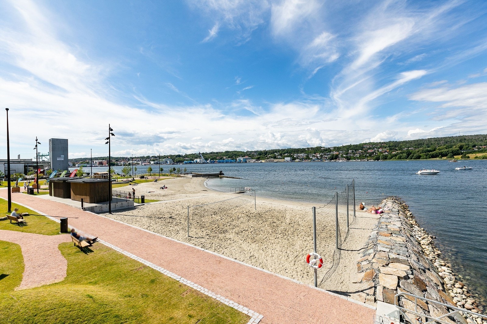 Sandstranden på Rabben er et deilig sted å tilbringe varme sommerdager - en kort rusletur unna Verkslia. Galleribilde