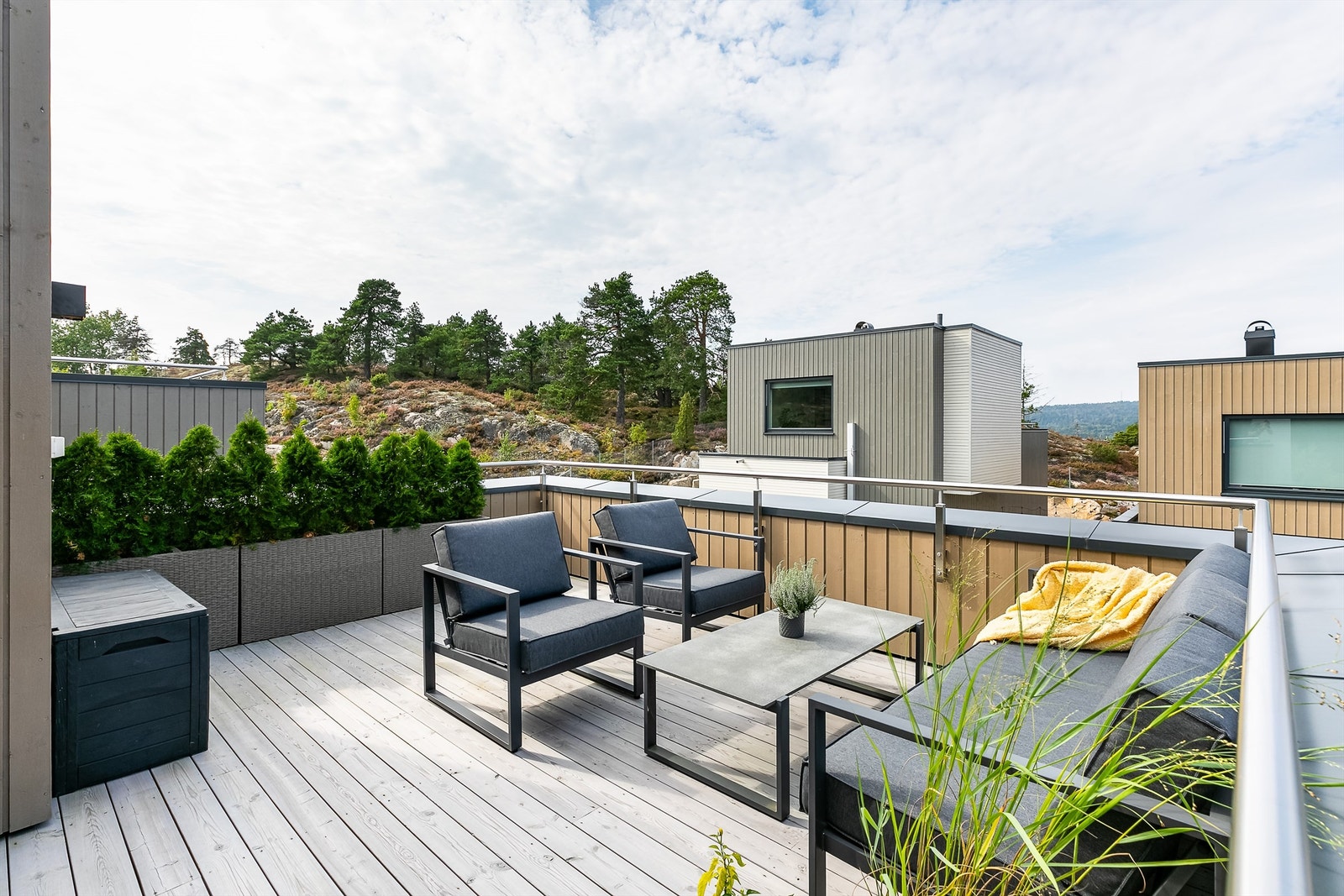 I sommermånedene er det sol på takaltanen allerede fra sen formiddag og helt til rundt kl. 21. Galleribilde