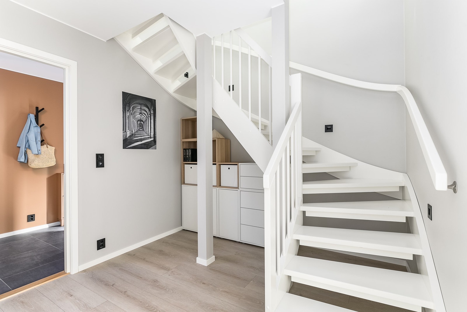 I gangen er det varmefolie under gulvet. LED-belysning er innfelt i himlingen og veggen over trappen. Galleribilde