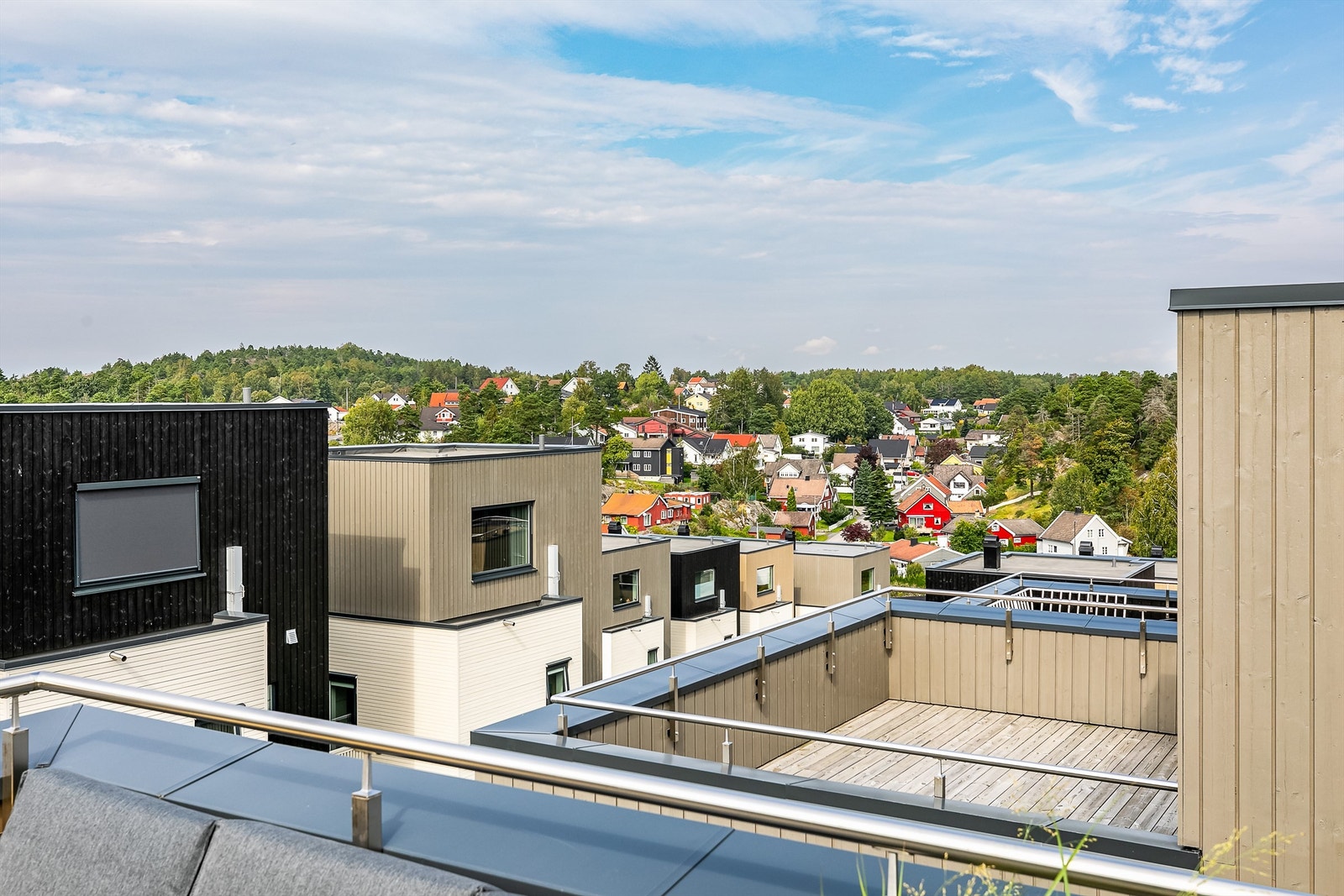 Utsikt i nord-vestlig retning, til Mosseskogen og Røystoppen. Galleribilde