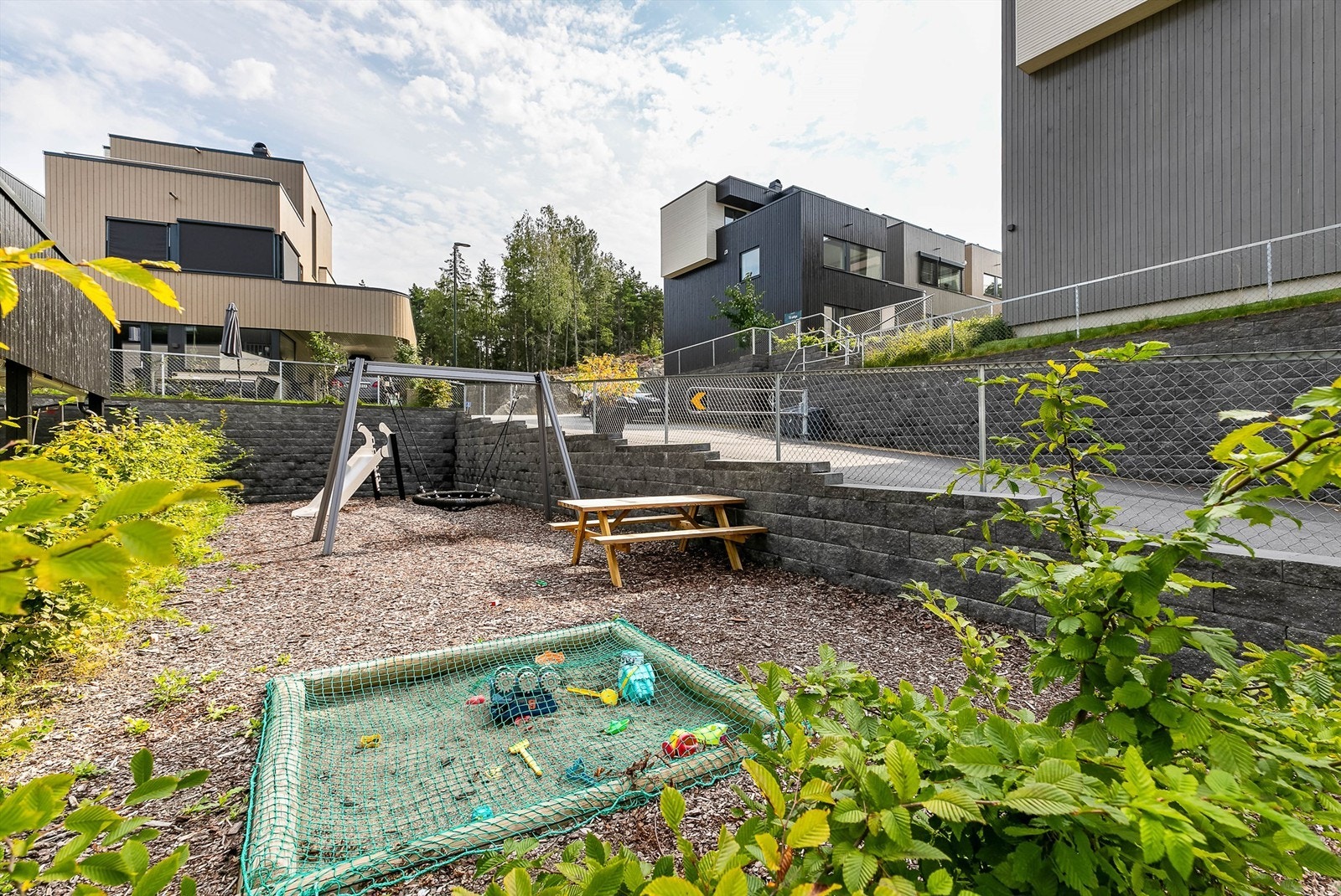 Lekeplass er lett tilgjengelig i nabokvartalet. Barnehage og skole ligger i umiddelbar nærhet av Verkslia. Galleribilde