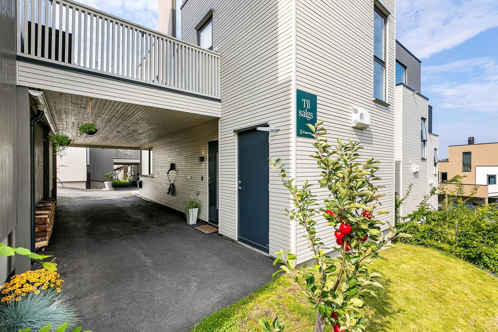 Lader til EL-bil er montert i carport. Sportsbod er tilgjengelig fra inngangspartiet. Galleribilde