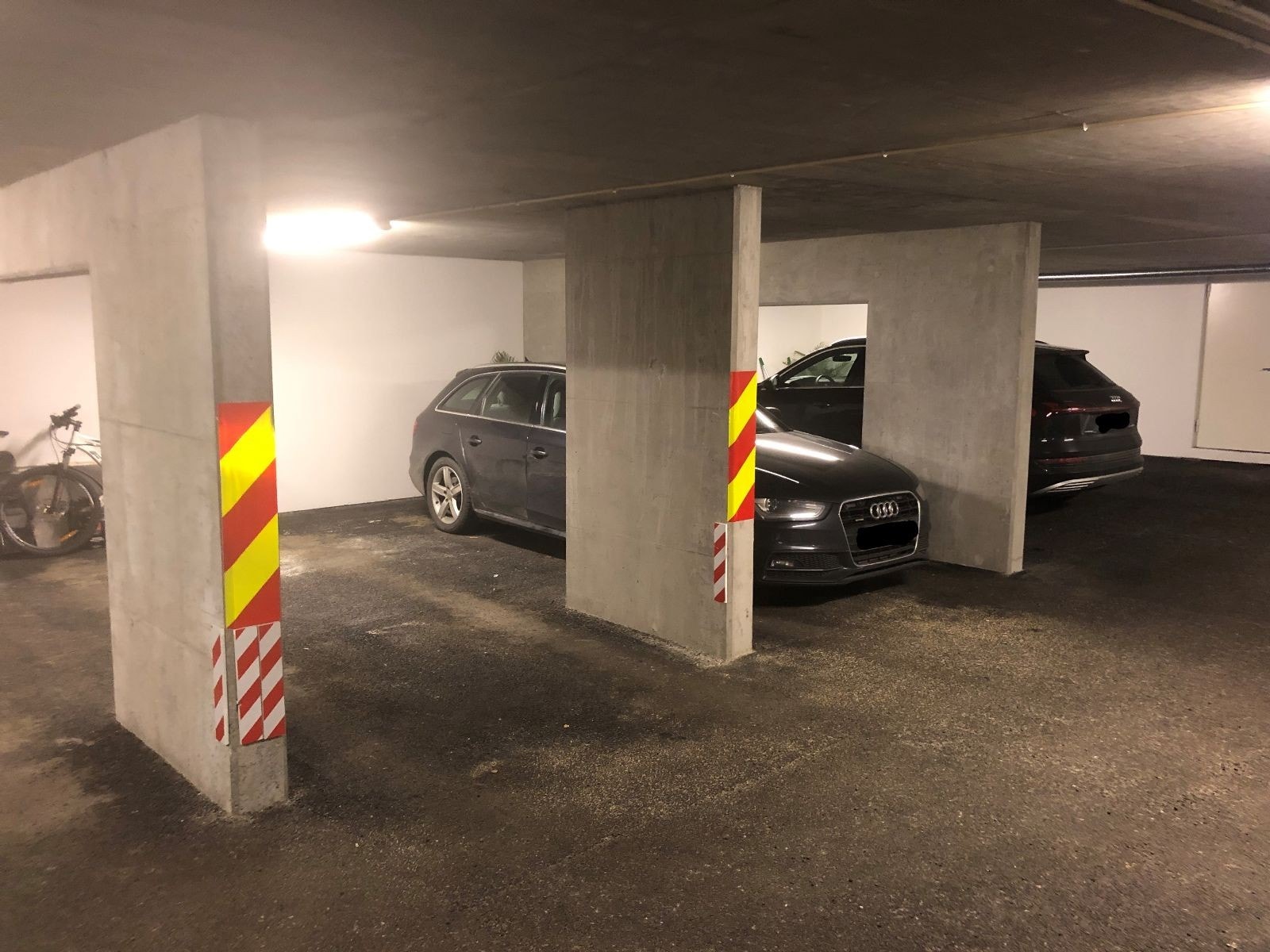 Egen parkeringsplass i innendørs garasjeanlegg (liten bil) Galleribilde