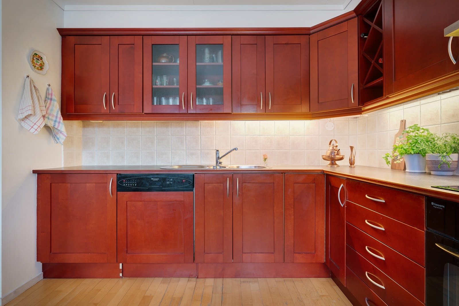 Kjøkken har en praktisk utforming som sørger for godt med skap- og benkeplass. Galleribilde