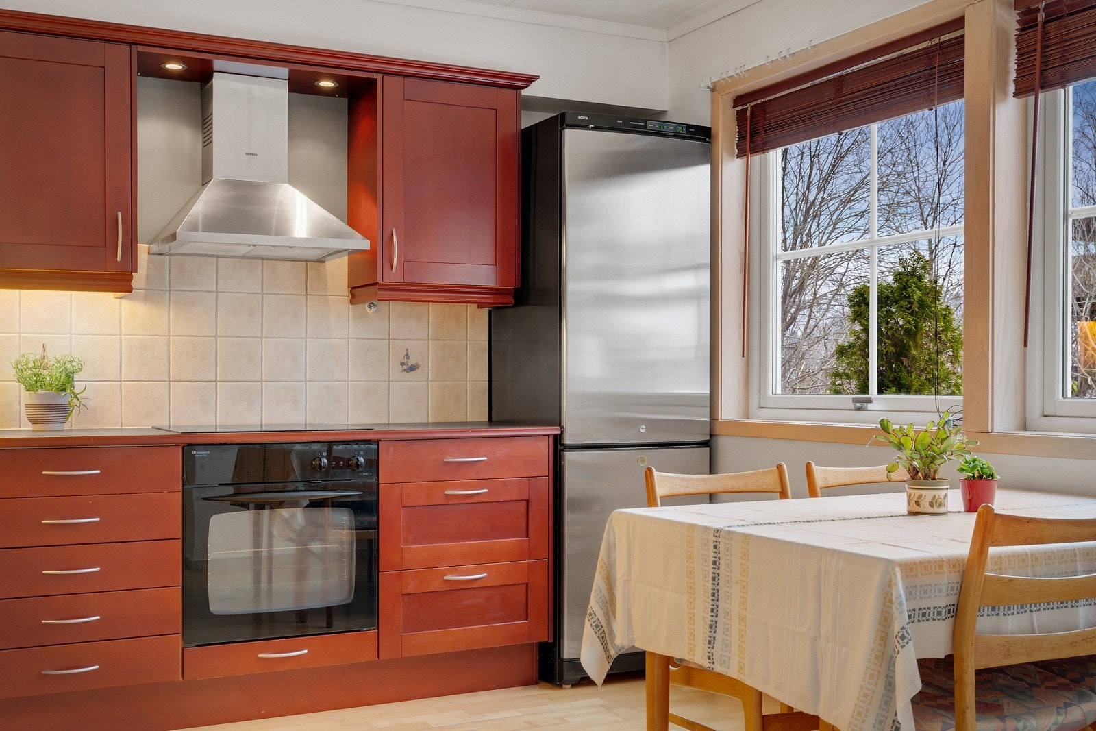 Her er det plass til et hyggelig spisebord ved vinduene. Galleribilde