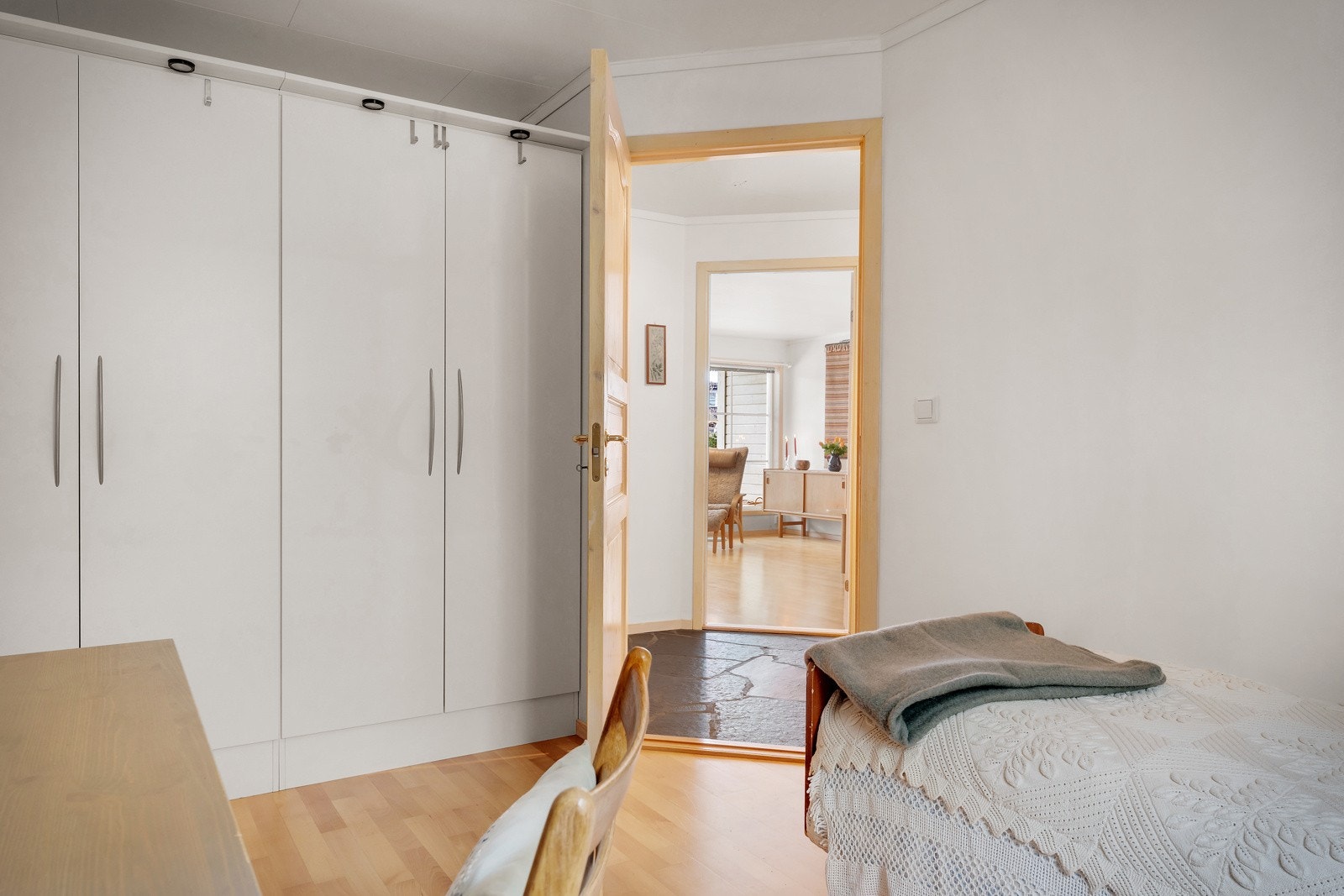 Det er innredet med en romslig garderobeløsning. Galleribilde