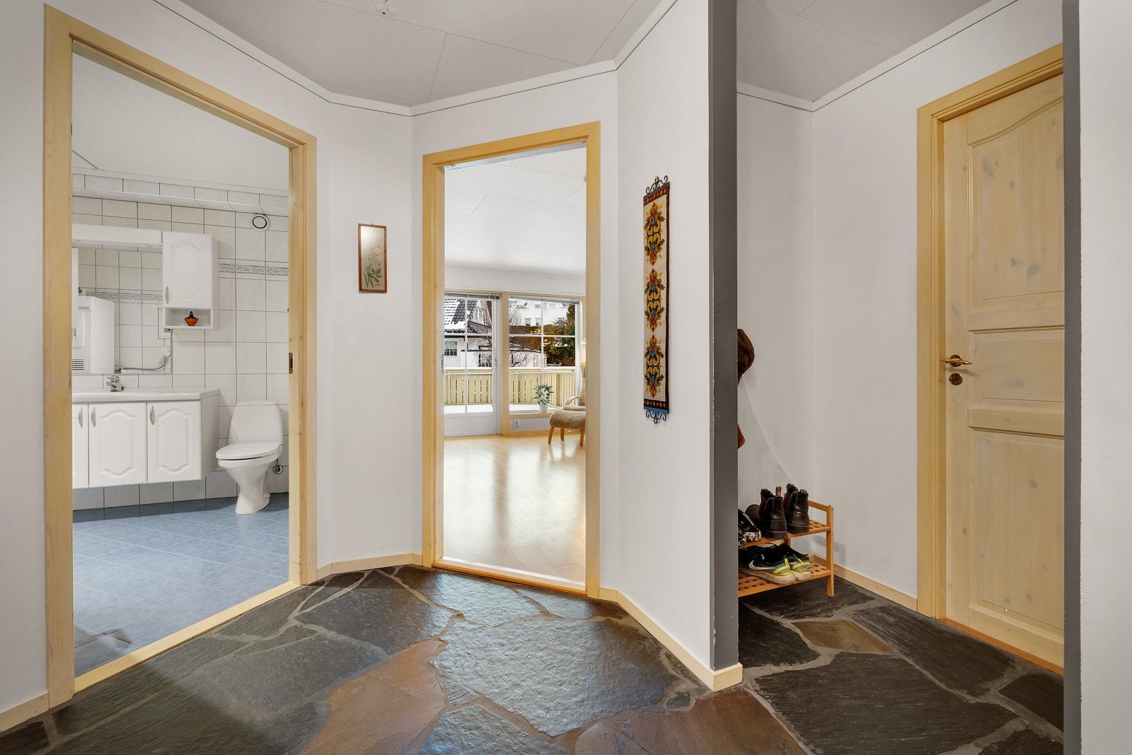 Gangen forgrener seg videre til leilighetens øvrige rom. Galleribilde