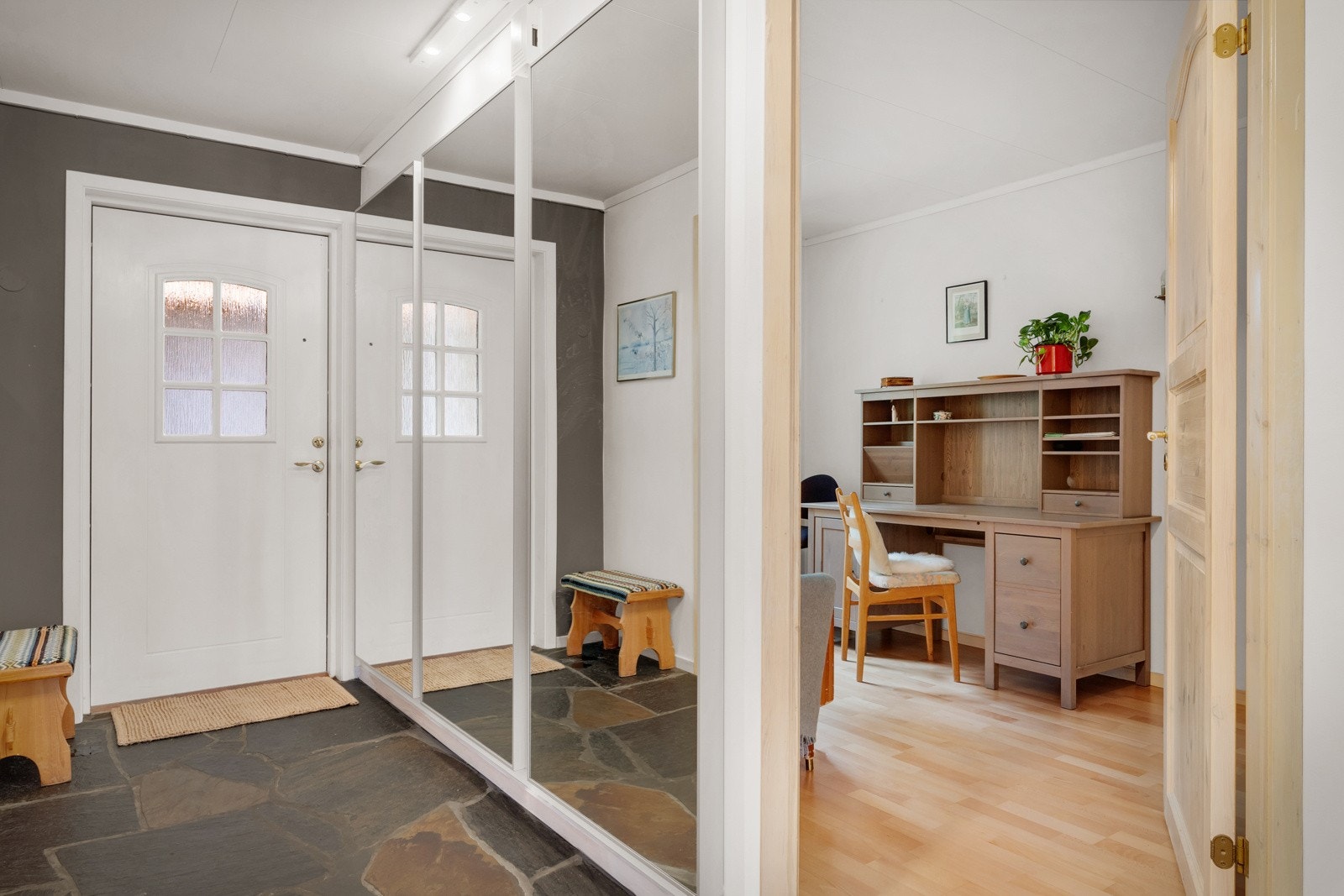 Entré har praktiske steinfliser på gulvet med varme, samt romslig garderobeløsning for yttertøy og sko. Galleribilde