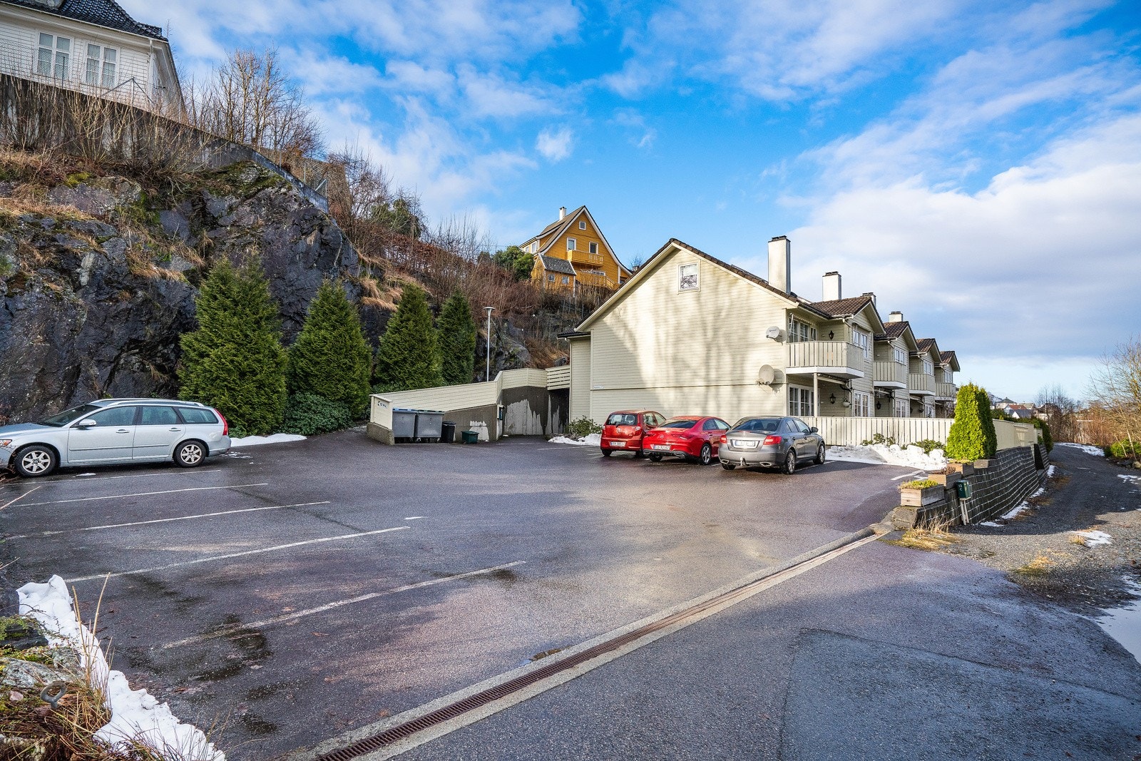 Det er fast biloppstillingsplass på felles parkeringsplass. Her er det også gjesteparkering. Galleribilde