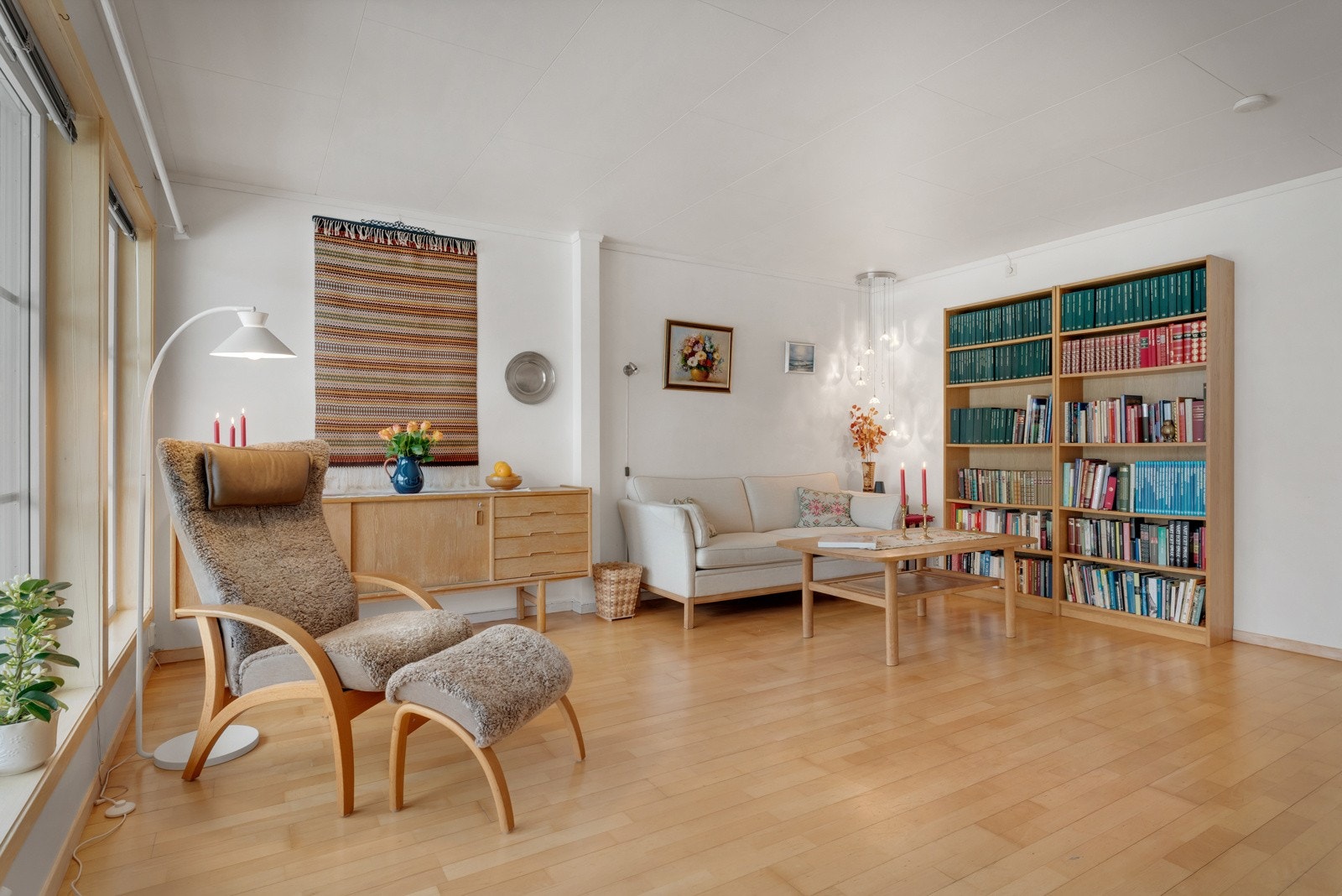 Stue/kjøkken måler totalt 34 kvm og gir rom for ulike møbleringsmuligheter og sosiale soner. Galleribilde