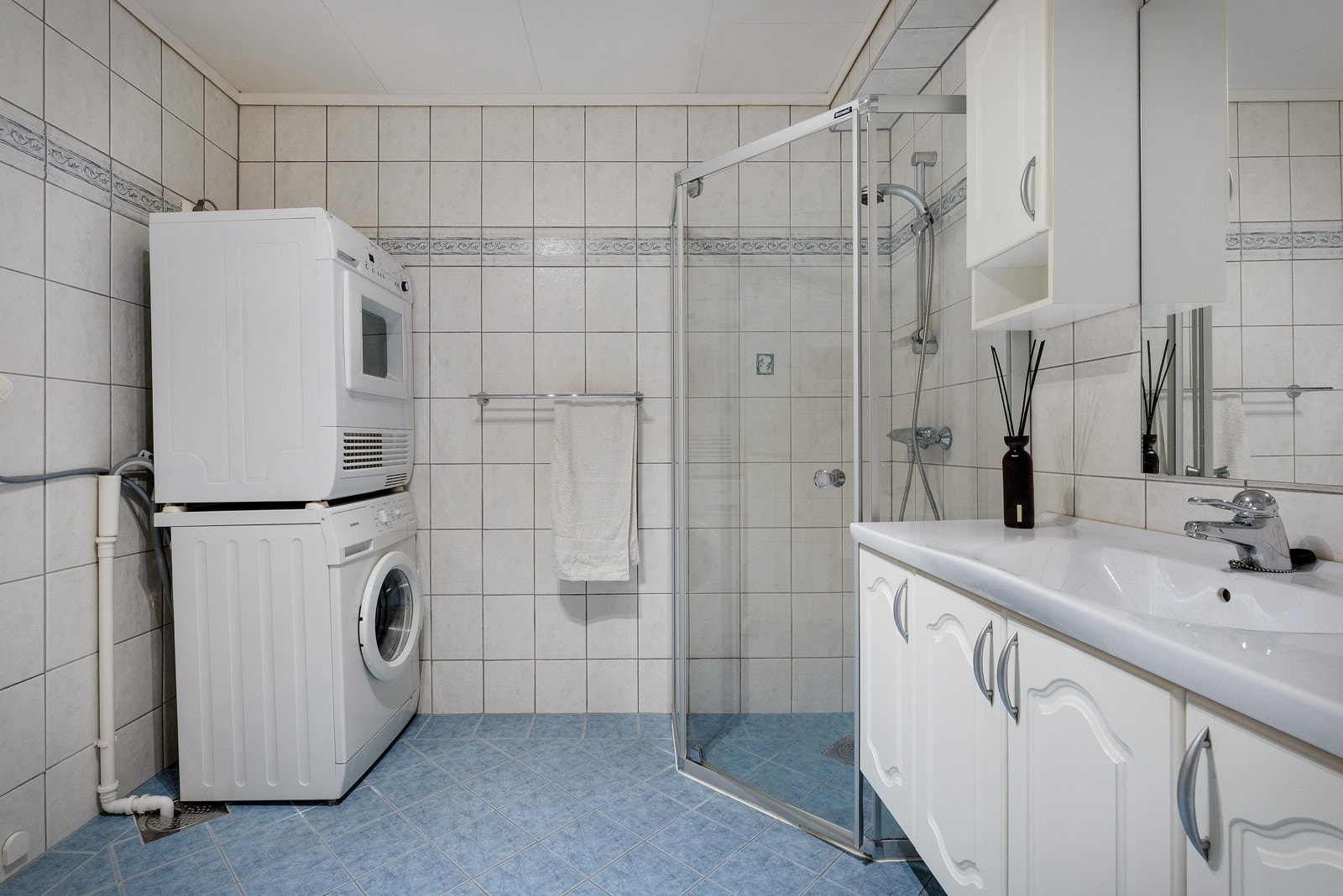 Det er opplegg og plass for både vaskemaksin og tørketrommel. Galleribilde