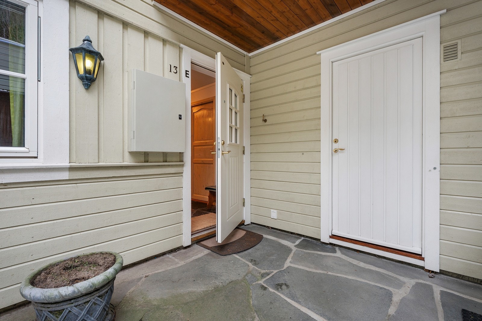 Privat tilkomst til leiligheten under overbygg. Utvendig bod er like utenfor inngangsdøren. Galleribilde