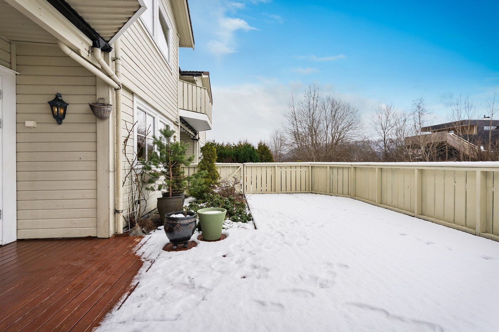 Vestvendt terrasse på hele 44 kvm! Her nyter du sol fra ca. kl. 07 - 17 midtsommers. Galleribilde