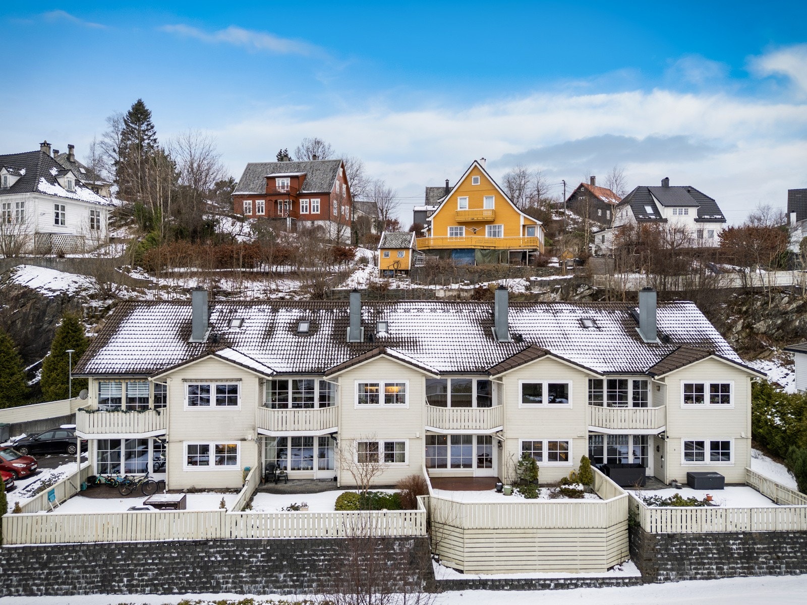 Innen kort gangavstand ligger et variert utvalg av butikker, spisesteder, vinmonopol, apotek og helsetjenester på Nesttun. Her finner du også et sentralt knutepunkt for kollektivtransport, med både buss og bybane med hyppige avganger. Galleribilde