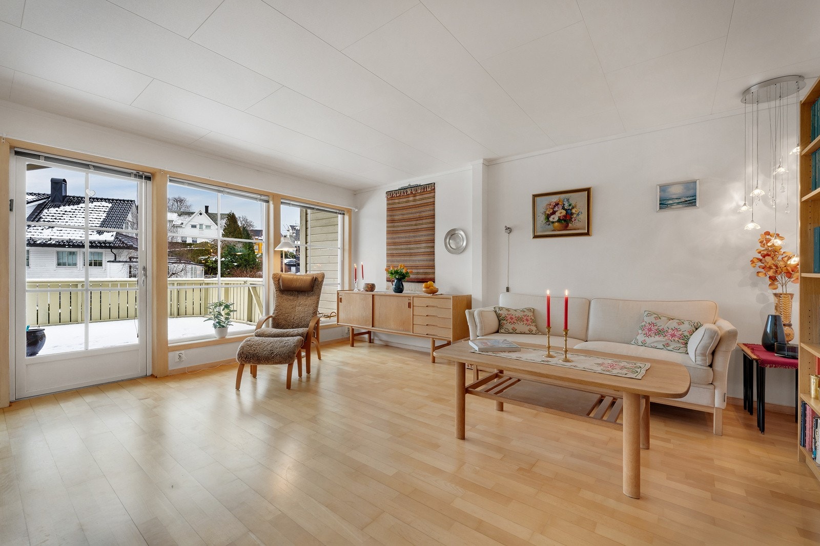 Velkommen inn i stuen - hjerte av boligen. Her er det lekker 2-stavs parkett på gulv, samt lysmalte vegger og himling. Galleribilde