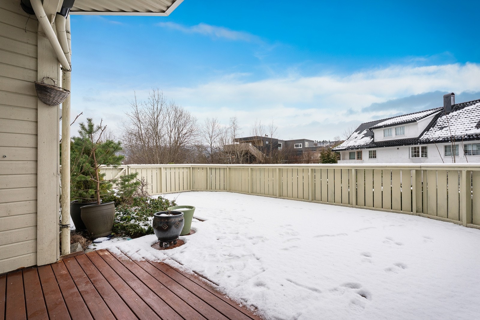 Terrassen på 44 kvm er av generøs størrelse og har godt med plass til hagemøbler slik at de deilige solforholdene kan nytes! Galleribilde