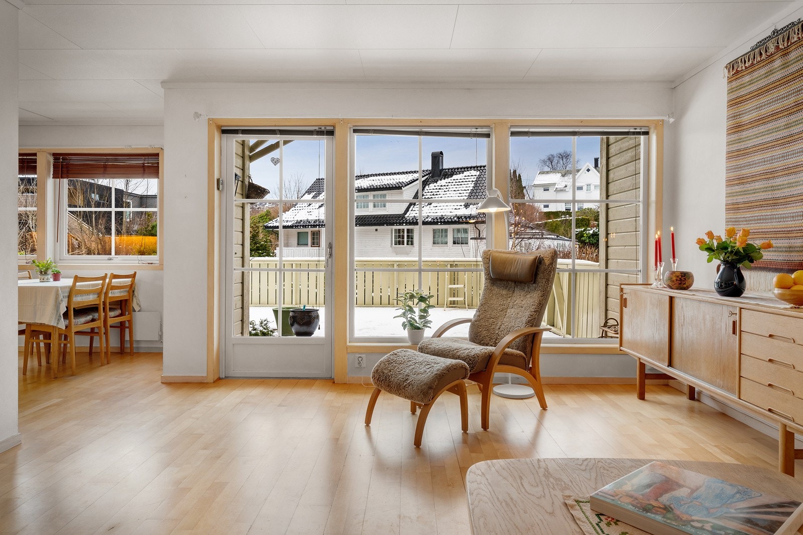 Leiligheten vender mot vest og nyter dermed direkte sollys inn i stuen gjennom de generøse vindusflatene. Galleribilde