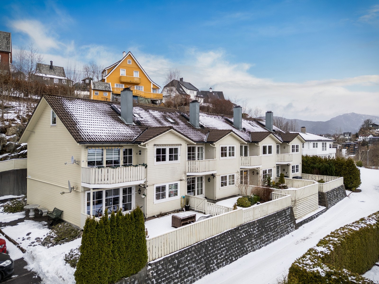 Flott veldrevet sameiet med totalt 8 leiligheter. Ettertraktet og rolig beliggenhet med gangavstand til Nesttun sentrum. Galleribilde