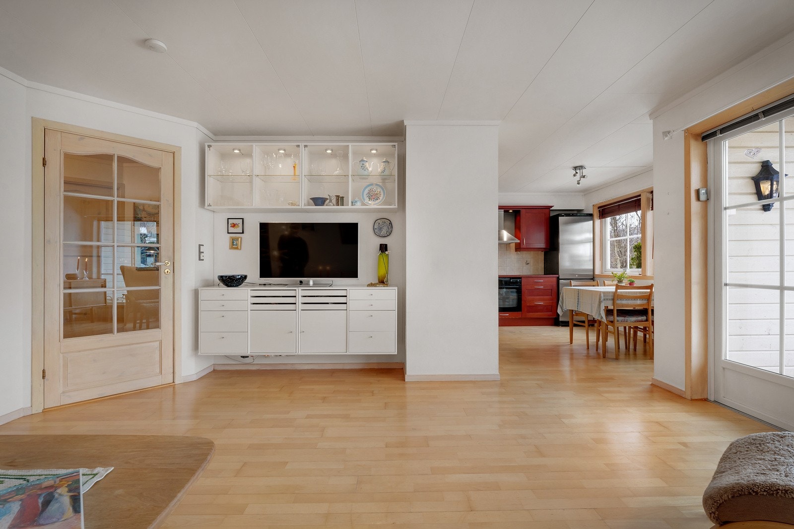 Det er delvis åpen løsning mellom stue og kjøkken med behagelig varme i gulv. Galleribilde