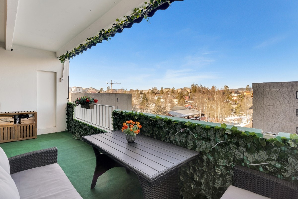 Balkongen er romslig, og er utstyrt med utebelysning og markise. Galleribilde