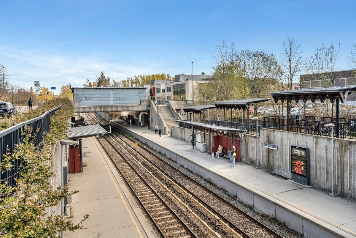 Hovseter T-bane stasjon ligger ca. 5 minutter unna, hvor linje 2 tar deg til Nasjonaltheateret på ca. 11 minutter. Galleribilde